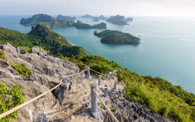 Point de vue panoramique de Koh Wua Talap au parc national marin d’Ang Thong, offrant une vue spectaculaire sur les îles karstiques verdoyantes et la mer turquoise du golfe de Thaïlande
