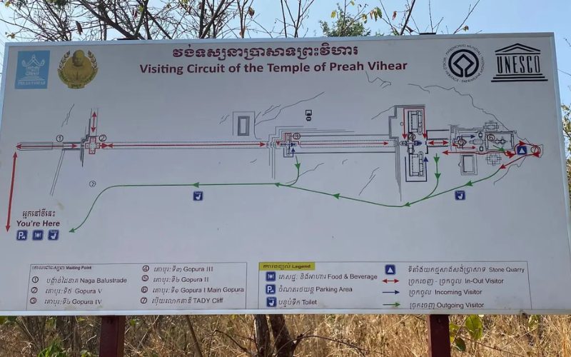 Panneau de circuit de visite du temple de Preah Vihear au Cambodge, avec plan détaillé du site, flèches de parcours et légende des points d’intérêt