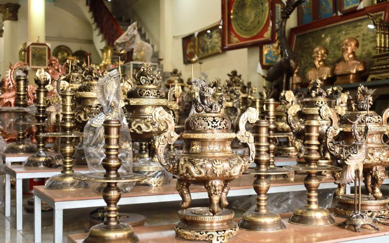 Produits en bronze exquis dans le village de Dai Bai