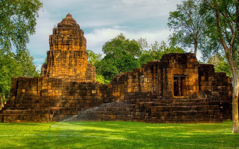 Ruines historiques dans le parc Muang Sing, entourées de verdure et de nature luxuriante