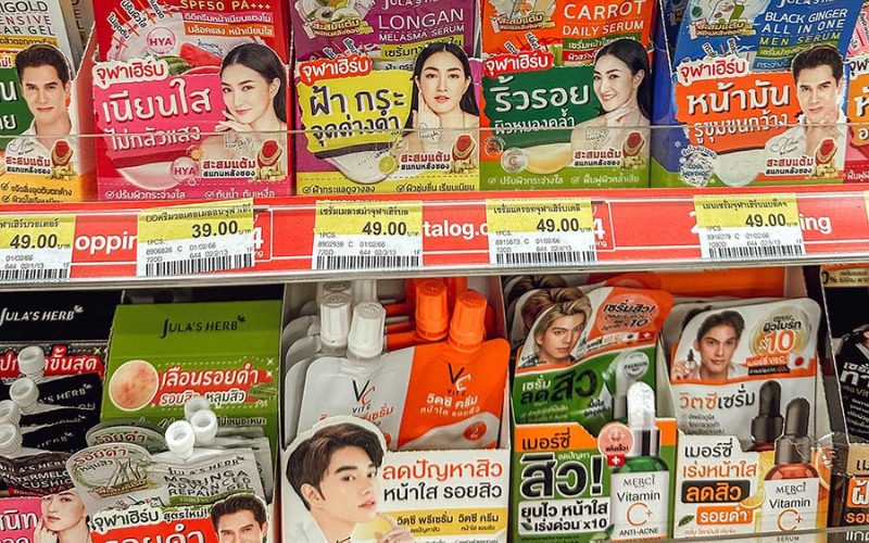 Rayon de cosmétiques et soins de la peau dans un 7-Eleven en Thaïlande, avec sérums, crèmes BB et DD, masques et produits de beauté en sachets individuels