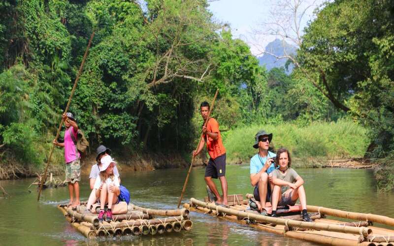 Rafting en bateau de bambou sur la rivière Sok
