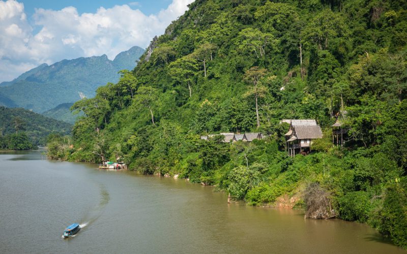 Rivière Nam Ou dans le village de Nong Khiaw