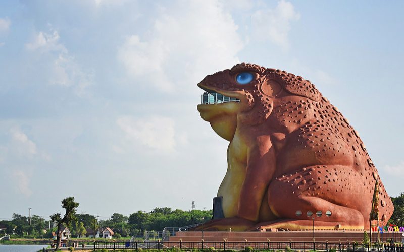 Statue géante en forme de crapaud, connue sous le nom de "Phaya Khan Khak" (le Roi Crapaud), située au bord d’un lac à Yasothon