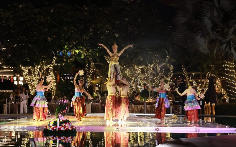 Danseurs thaïlandais en costumes traditionnels se produisant sur scène illuminée lors du festival des lanternes à Chiang Mai