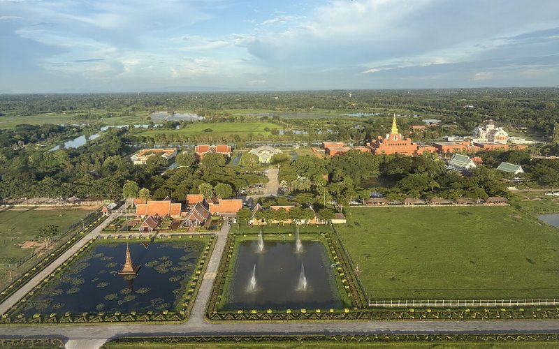 Vue aérienne du parc historique de Sukhothai avec temples anciens, bassins rectangulaires et paysages verdoyants, symbole de l’ancienne capitale de la Thaïlande
