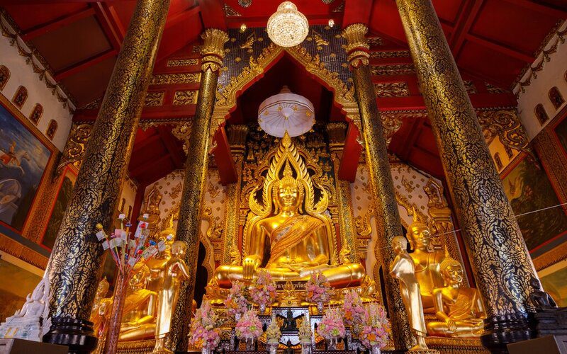 Statue dorée de Bouddha au Wat Phra Sri Rattana Mahathat