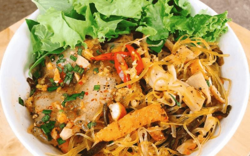 Bol de mít trộn Quảng Trị, salade vietnamienne de jacquier mélangé avec porc, herbes fraîches, vermicelles et épices locales