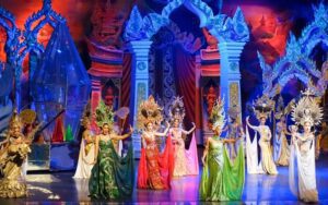 Spectacle grandiose de l’Alcazar Show à Pattaya, avec des artistes en costumes traditionnels colorés et décor scénique somptueux