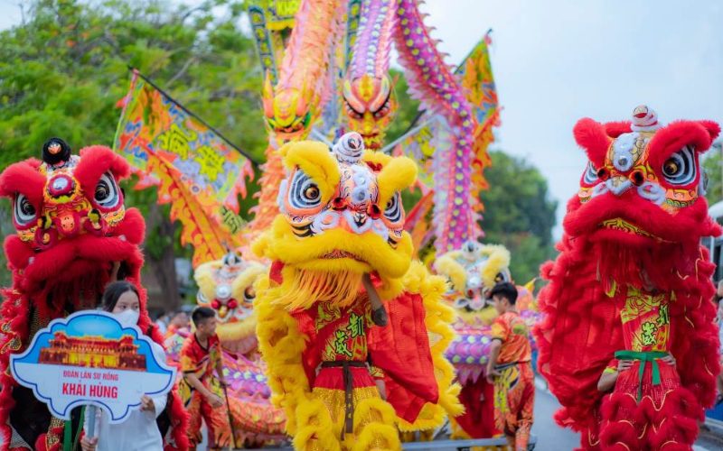 Défilé traditionnel avec danses de lions et de dragons, costumes colorés et procession festive lors d’une célébration culturelle au Vietnam