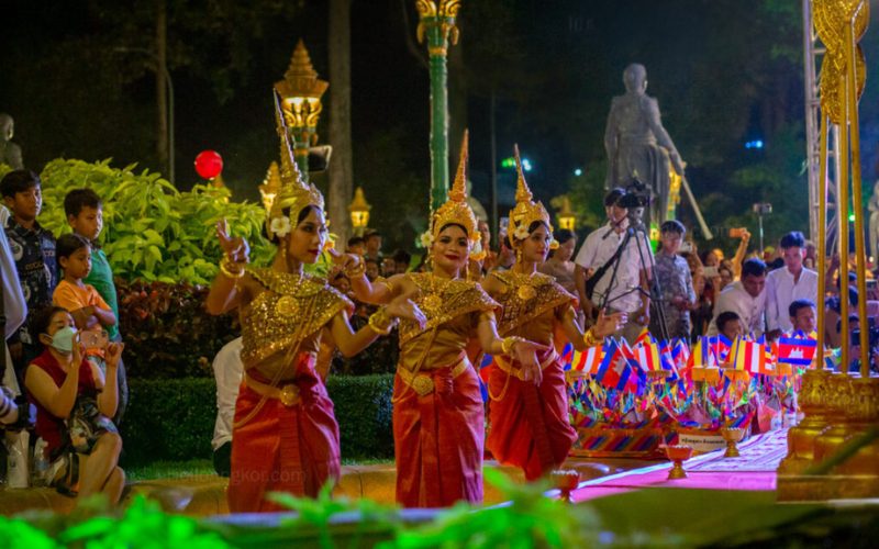 Danseuses cambodgiennes en costumes traditionnels dorés exécutant une danse classique lors du Festival Bon Om Touk, entourées de spectateurs