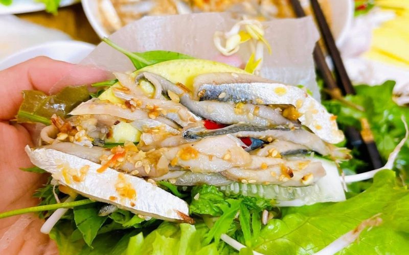 Gỏi cá Cửa Tùng, salade vietnamienne de poisson cru mariné au citron, servie avec herbes fraîches, légumes et sauce aux cacahuètes