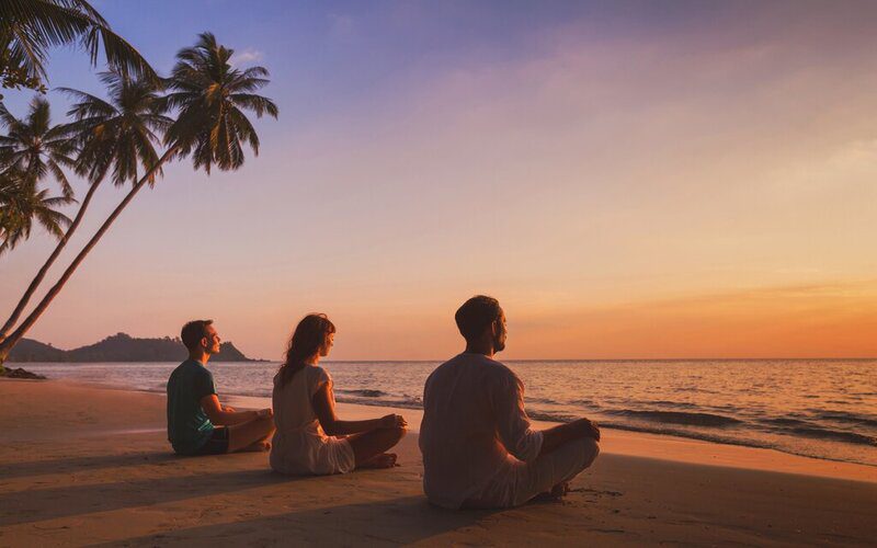 Se détendre en suivant un cours de yoga, de tai-chi et de Pilates sur la plage