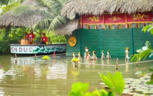 Spectacle de marionnettes sur l'eau au village Yen Duc