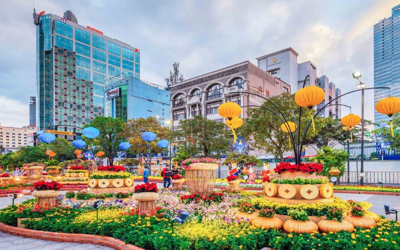Rue florale de Nguyen Hue à Ho Chi Minh Ville pendant le Têt, décorations traditionnelles, lanternes colorées et parterres de fleurs au cœur du centre-ville