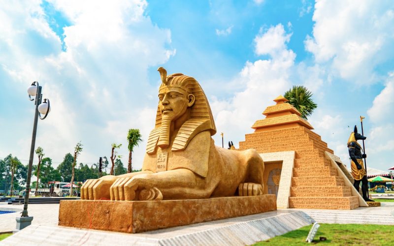 Réplique géante du Sphinx et des pyramides d’Égypte dans le parc à thème The Miracle à Vị Thanh, Hậu Giang, sous un ciel bleu parsemé de nuages