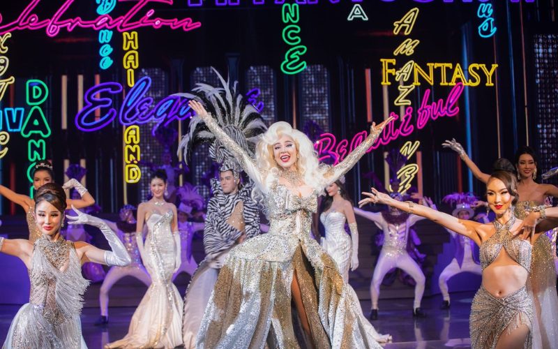Performance éblouissante du Tiffany’s Show à Pattaya, avec des artistes en costumes scintillants et un décor lumineux coloré de style cabaret