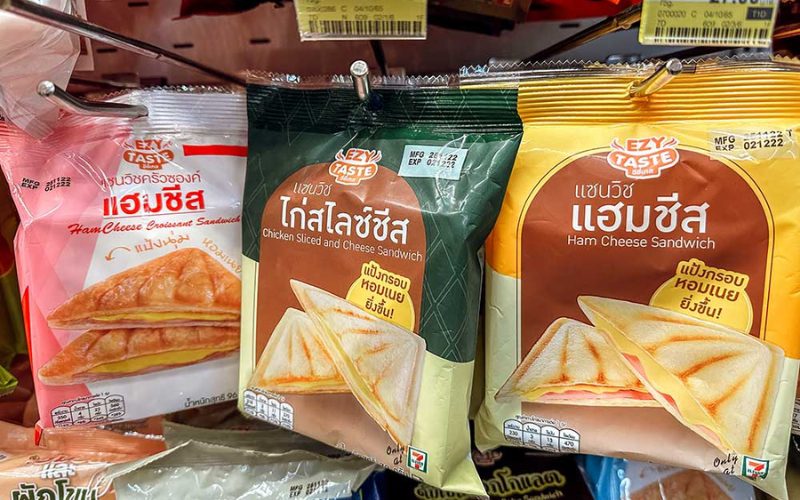 Rayon de 7-Eleven en Thaïlande avec des sandwichs emballés Ezy Taste, dont jambon-fromage et poulet-fromage, prêts à être toastés