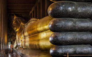 Une vue sur les orteils massifs de la statue de Bouddha couché à Wat Pho, Bangkok