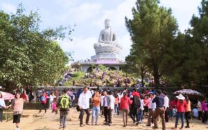 Un grand nombre de touristes visitent la pagode Phat Tich pendant le festival