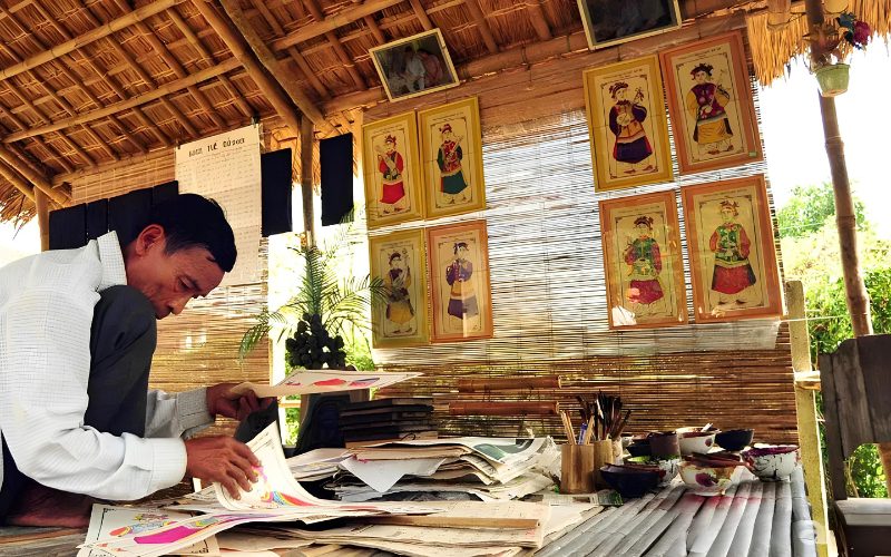 Un artisan du village Dong Ho fait ses peintures
