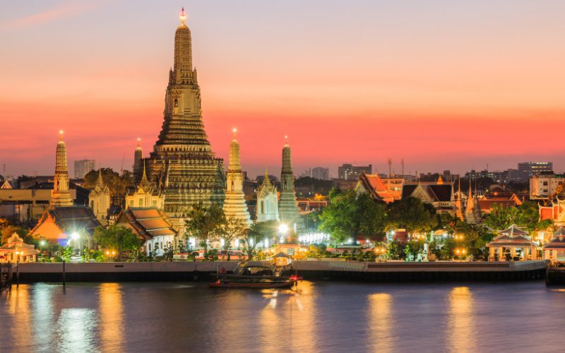 Une croisière sur la Rivière Chao Phraya offre une perspective unique et sereine sur les merveilles de Bangkok