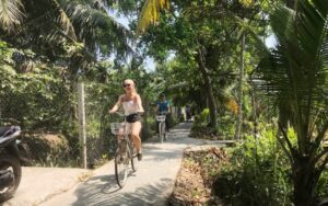 Vélo sur les pistes autour du village dans le delta du Mékong