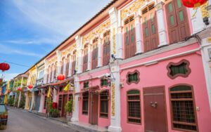 Rue pittoresque de la vieille ville de Phuket avec ses maisons colorées de style sino-portugais et ses lanternes décoratives