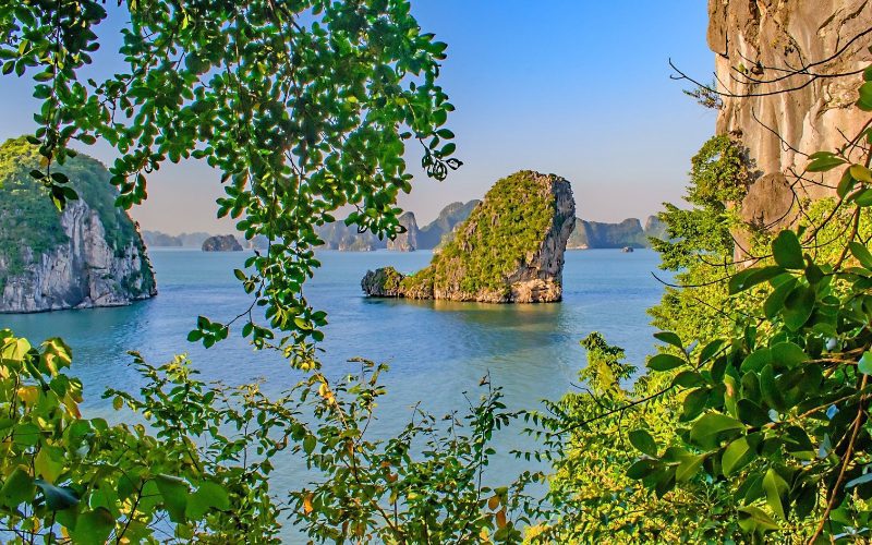 Vue sur la baie d'Halong, Vietnam, depuis l'intérieur de la grotte de Thien Canh Son