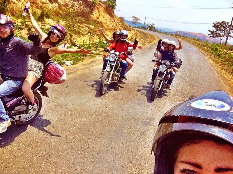 Des voyageurs profitents des visites à moto pour une expérience locale. Un astuce pour le voyage au Vietnam pas cher et authentique, très intéressant.