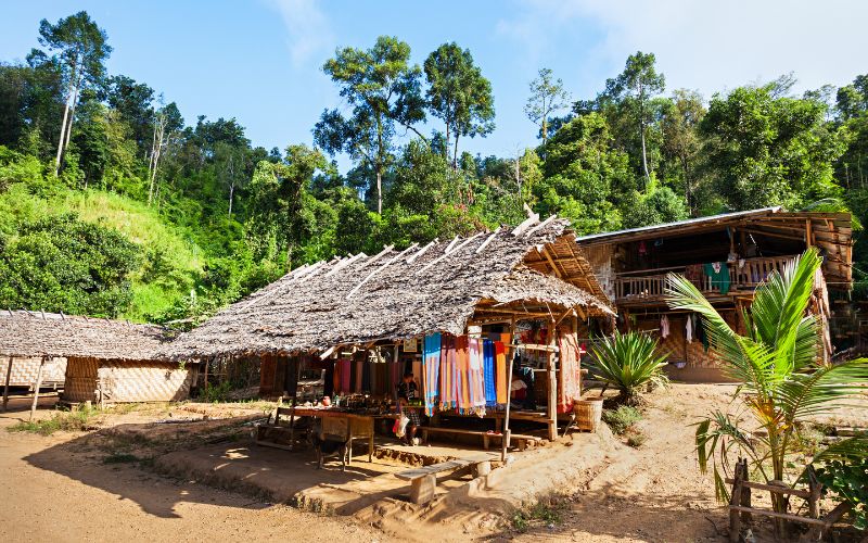 village Huay Pu Keng des Kayan au long cou situé au bord de la rivière Pai