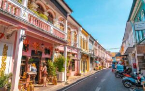 Rues colorées de la vieille ville de Phuket, bordées de bâtiments sino-portugais magnifiquement restaurés