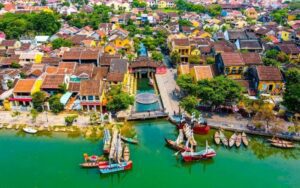 Vue aérienne de la vieille ville de Hoi An au Vietnam, avec ses maisons traditionnelles colorées, le pont couvert japonais emblématique