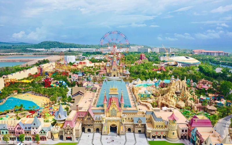 Vue panoramique de VinWonders Phu Quoc, un immense parc d’attractions coloré avec château féerique, grande roue, montagnes russes, parc aquatique et zones thématiques