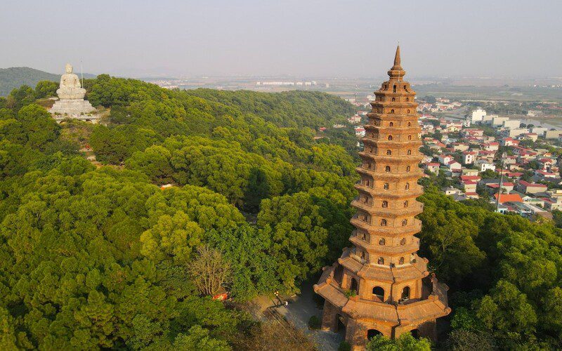 Vue d'ensemble du grand complexe de la pagode Phat Tich