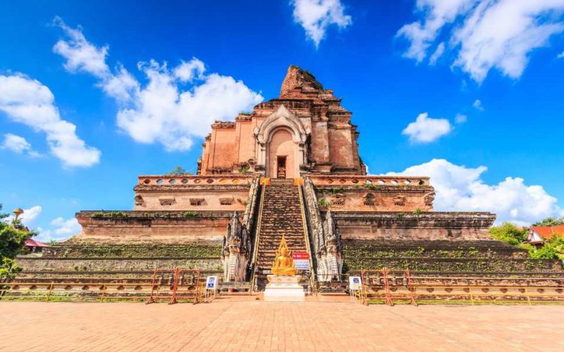 Le temple Wat Chedi Luang à Chiang Mai, un site historique emblématique de Thaïlande sous un ciel bleu clair