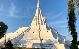 Vue du Wat Phu Khao Thong, une pagode blanche majestueuse située à Ayutthaya, Thaïlande