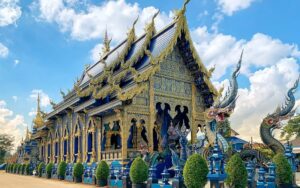 Temple Bleu (Wat Rong Suea Ten) à Chiang Rai, avec ses magnifiques sculptures et ses teintes bleues éclatantes