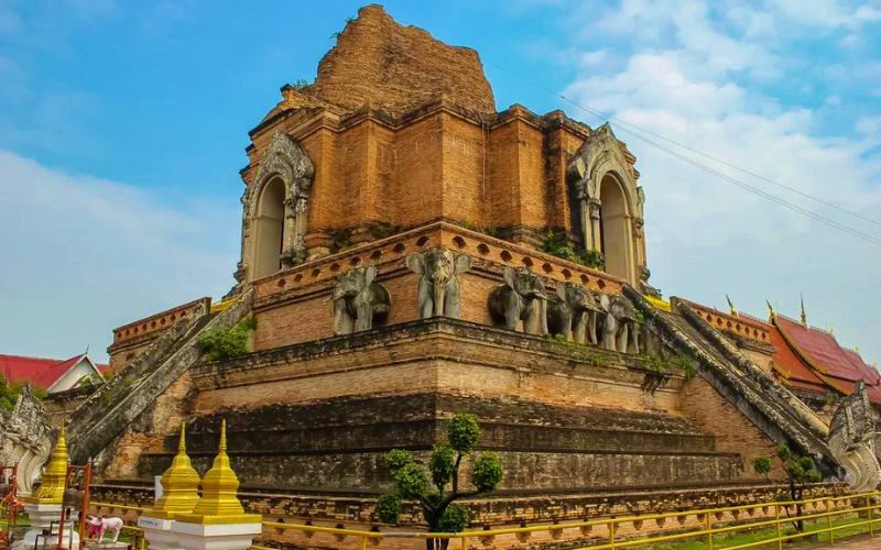 Wat Chedi Luang - Un des temples bouddhistes sacrés à Chiang Mai
