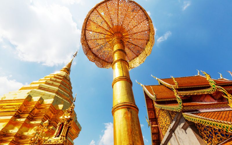 Wat Phra Doi Suthep est un temple bouddhiste emblématique perché sur une montagne.