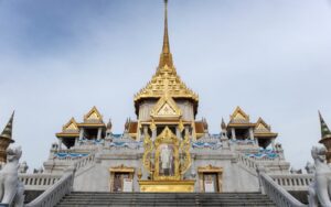 Façade du Temple du Bouddha d'Or (Wat Traimit) à Bangkok, avec son architecture en marbre et ses détails dorés élégants