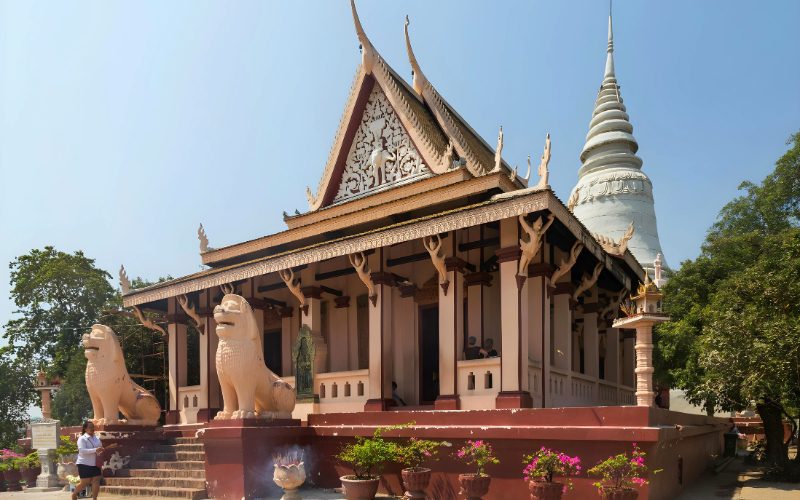 Wat Phnom est un célèbre temple bouddhiste situé au cœur de Phnom Penh, la capitale du Cambodge